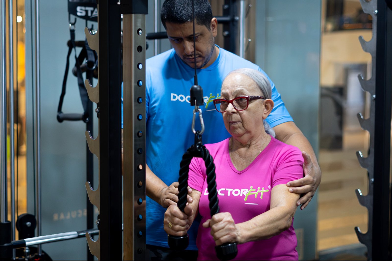 Personal trainer em sessão com aluna